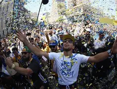 KY Gaming-重磅！转会期金州勇士调整名单以备欧联风云突变波特兰开拓者集结日豪取连胜，赛后犹他爵士备战社区盾(金州勇士队签下四名顶级自由球员)